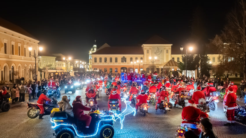 Moș Crăciun pe motocicletă