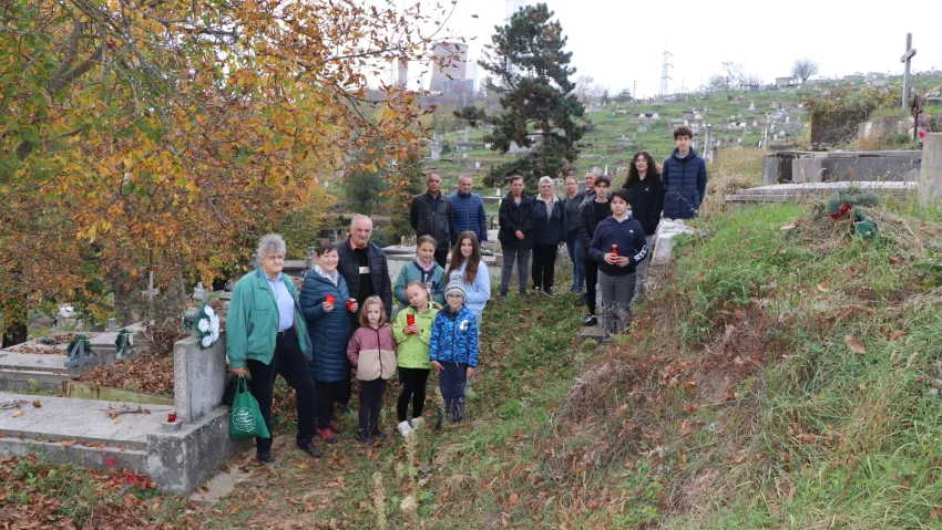 Proiectul social-ecumenic „Mai multe lumânări în cimitirele noastre“ continuă şi la Reşiţa