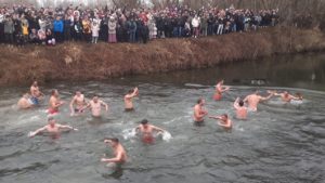 Înotul pentru Sfânta Cruce pe râul Nera – Iordanul Banatului